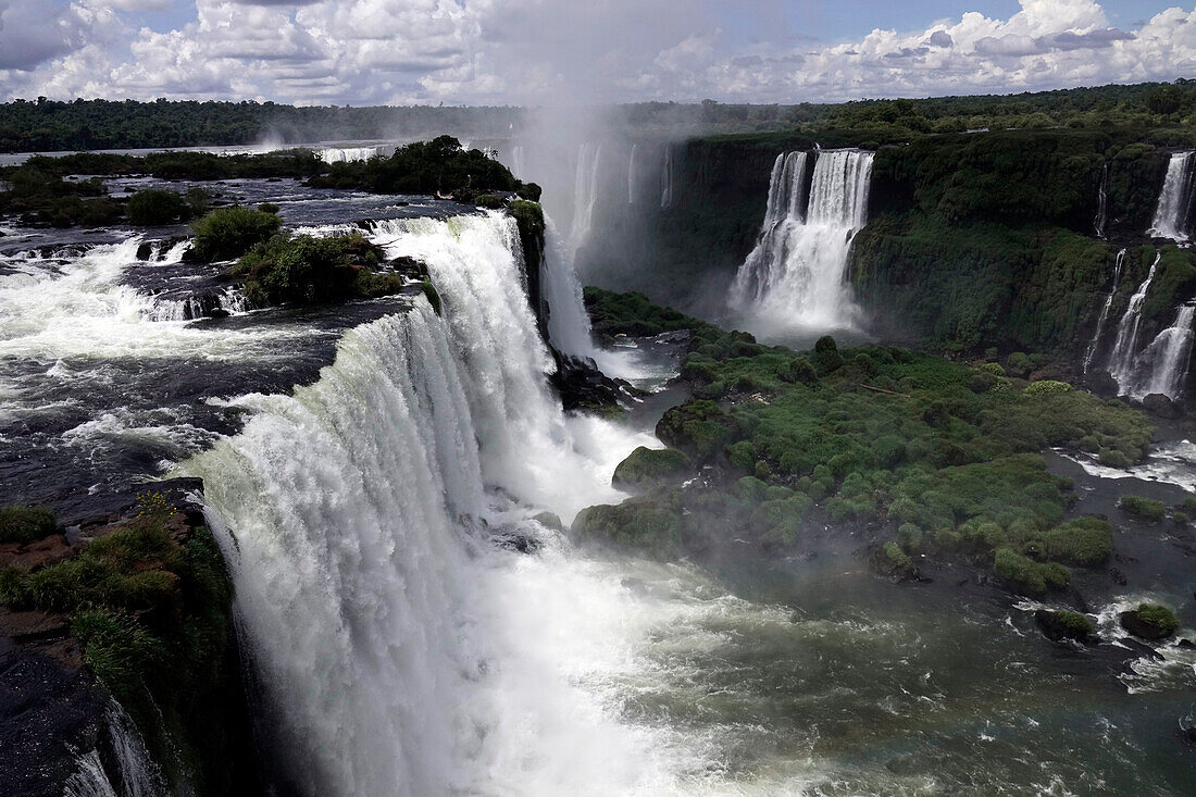 Die gewaltigen Wasserfälle von Foz de Iguacu, UNESCO-Weltkulturerbe, Brasilien, Südamerika