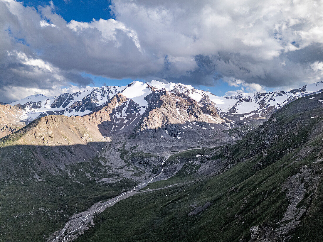 Schneebedeckte Gipfel und üppige Täler in einer atemberaubenden Landschaft, Kirgisistan, Zentralasien, Asien