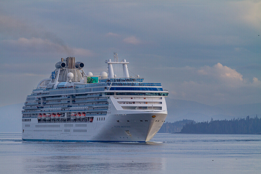 Ein Blick auf das kommerzielle Kreuzfahrtschiff Island Princess im Südosten Alaskas, Pazifischer Ozean, Vereinigte Staaten von Amerika, Nordamerika