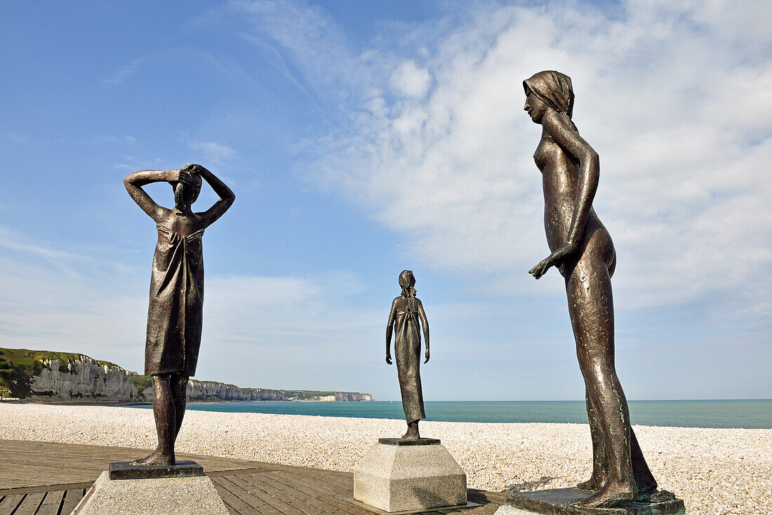 Bronzeskulptur "L'Heure du Bain" von Dominique Denry, am Strand von Fecamp, Departement Seine-Maritime, Region Normandie, Frankreich, Europa