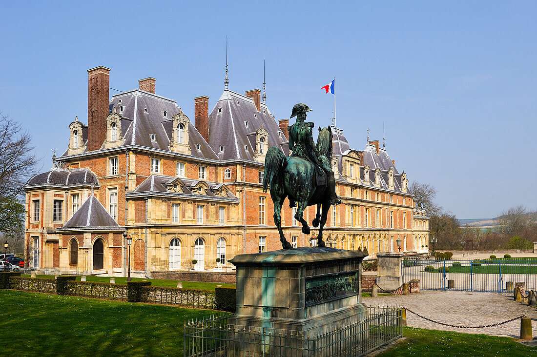 Reiterstandbild von Ferdinand, Herzog von Orleans, vor dem Schloss von Eu, Departement Seine-Maritime, Region Haute-Normandie, Nordfrankreich, Europa