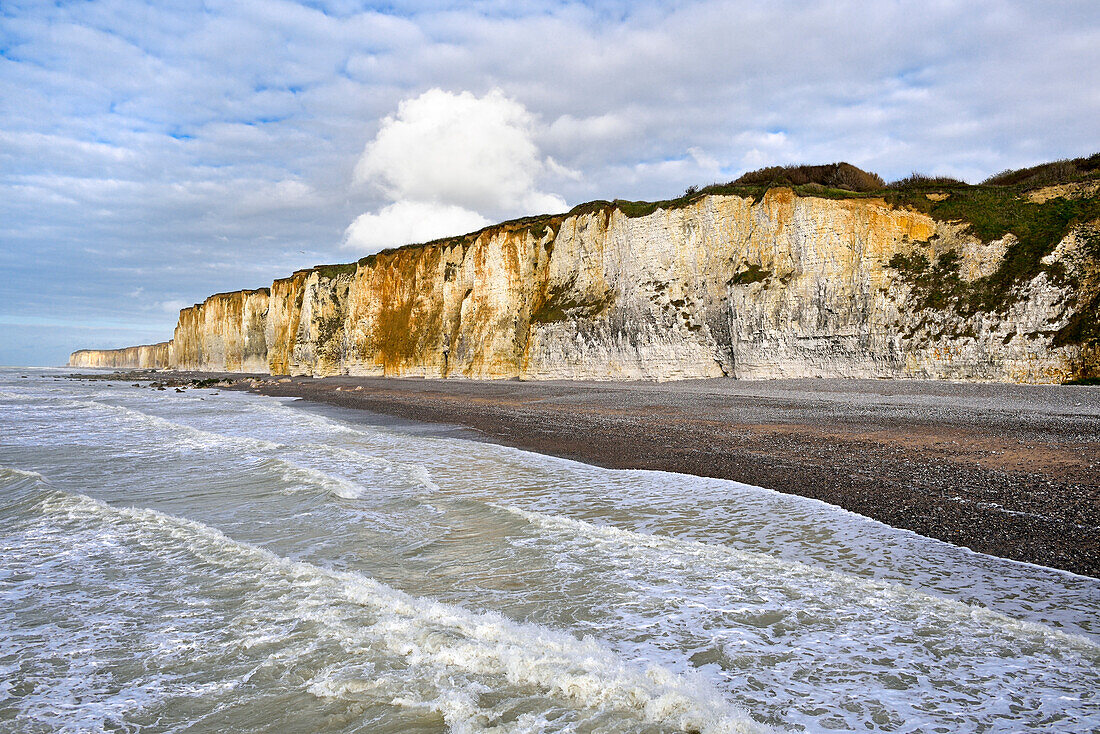 Steilküste von Veules-les-Roses, Tal der Hänge von Vaucottes, Departement Seine-Maritime, Region Normandie, Frankreich, Europa