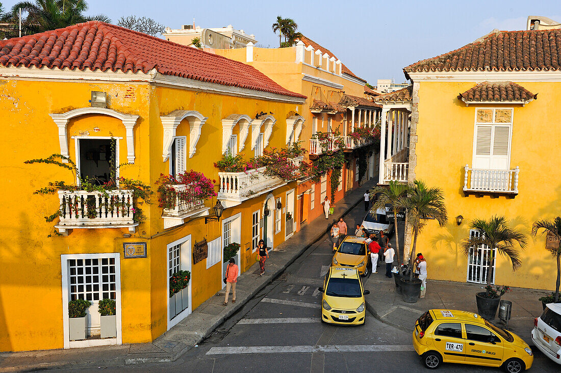 Ecke Calle de Baloco und Playa de la Artillera von der Stadtmauer aus gesehen, koloniale Stadt mit Stadtmauer, UNESCO-Weltkulturerbe, Cartagena, Kolumbien, Südamerika