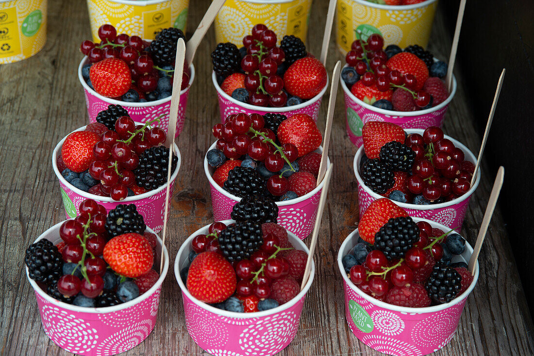 Sommerbeeren auf dem Fischmarkt, Bergen, Norwegen, Skandinavien, Europa