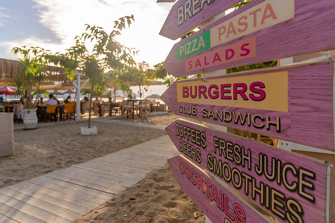 Blick auf Restaurant und Schild in Thassos-Stadt, Thassos, Ägäisches Meer, Griechische Inseln, Griechenland, Europa