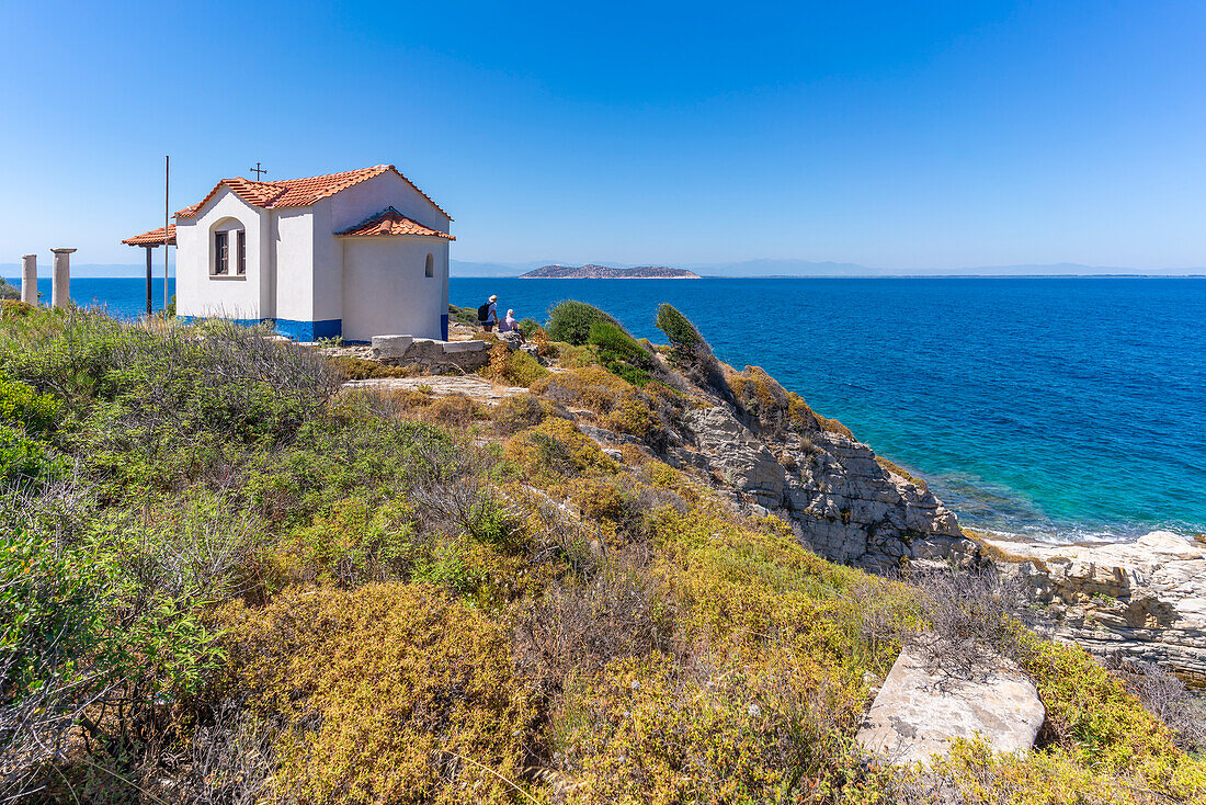 Blick auf die Kirche der Heiligen Apostel in Thassos-Stadt, Thassos, Ägäisches Meer, Griechische Inseln, Griechenland, Europa