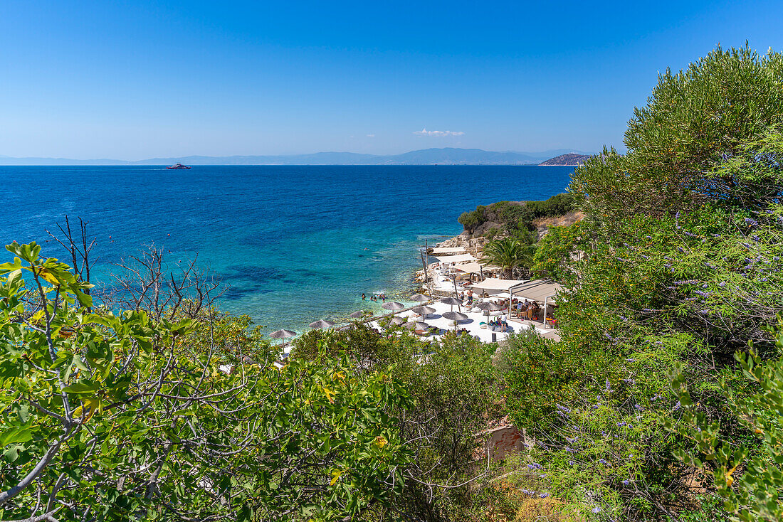 Blick auf die Küste bei der Kirche der Heiligen Apostel in Thassos-Stadt, Thassos, Ägäisches Meer, Griechische Inseln, Griechenland, Europa