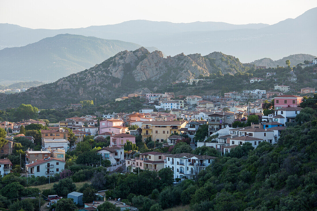 Blick über die Dächer des Dorfes von einem Aussichtspunkt auf einer Anhöhe, Sonnenuntergang, Santa Maria Navarrese, Baunei, Nuoro, Sardinien, Italien, Mittelmeer, Europa