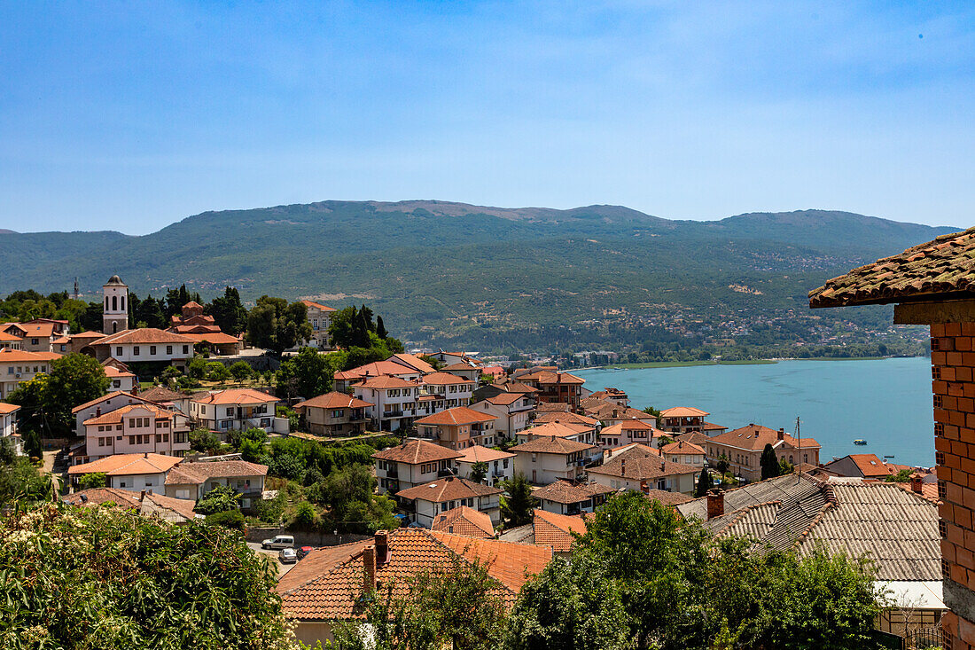 Blick auf den Ohrid-Hügel mit dem Ohrid-See in der Ferne, Mazedonien, Europa