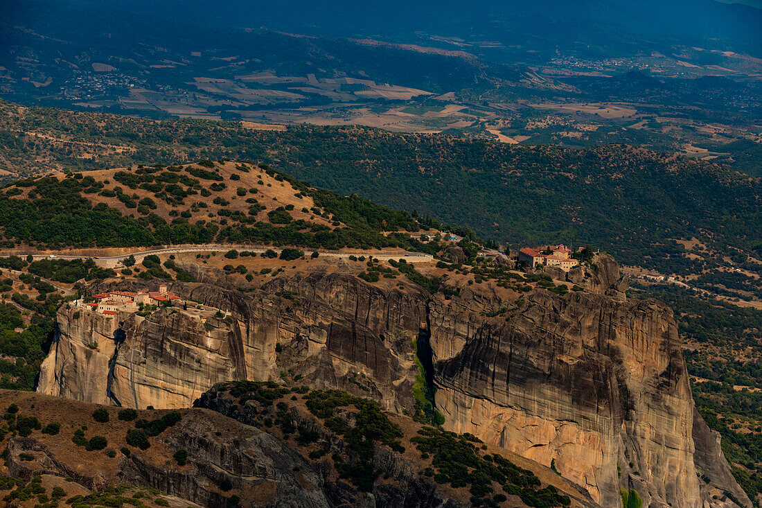 Blick auf die Meteora-Klöster, UNESCO-Welterbe, Thessalien, Griechenland, Europa