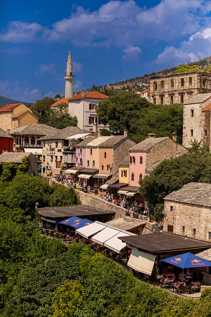 Gebäude entlang des Flusses Neretva in Mostar, Mostar, Bosnien und Herzegowina, Europa