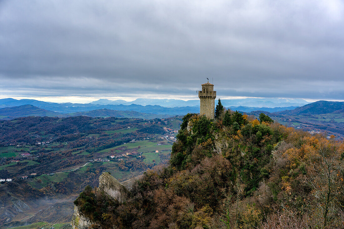 Falesia Second Tower in einer Herbstlandschaft an einem bewölkten Tag, San Marino, Europa