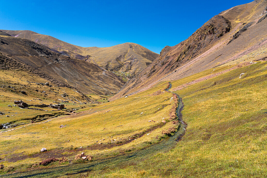 Tal in den Anden, in der Nähe des Regenbogenbergs, Bezirk Pitumarca, Region Cusco (Cuzco), Peru, Südamerika