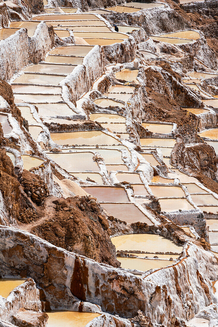 Blick von oben auf die Maras-Salzmarschterrassen, Salinas de Maras, Region Cuzco, Peru, Südamerika