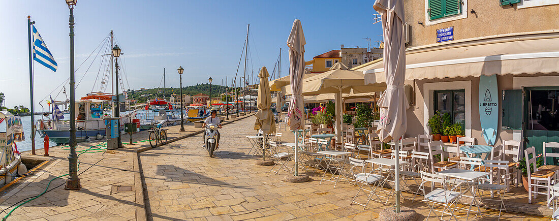 Blick auf Boote und Cafés im Hafen von Gaios Stadt, Paxos, Ionisches Meer, Griechische Inseln, Griechenland, Europa