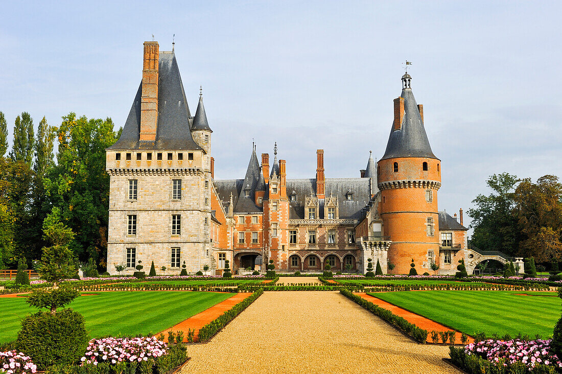 Französischer formaler Garten, angelegt von Gärtnermeister Patrick Pottier nach den Plänen von Andre Le Notre, dem berühmten Gärtner von König Ludwig XIV., Chateau de Maintenon, Departement Eure-et-Loir, Region Centre, Frankreich, Europa