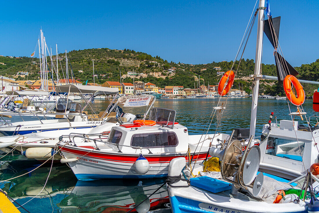 Blick auf Boote im Hafen von Gaios Stadt, Paxos, Ionisches Meer, Griechische Inseln, Griechenland, Europa