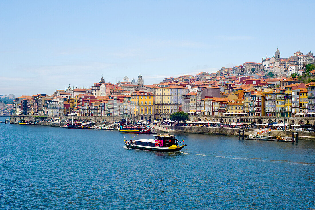 Blick über den Fluss Duoro auf das historische Zentrum und die Uferpromenade von Porto, UNESCO-Weltkulturerbe, Porto, Norte, Portugal, Europa