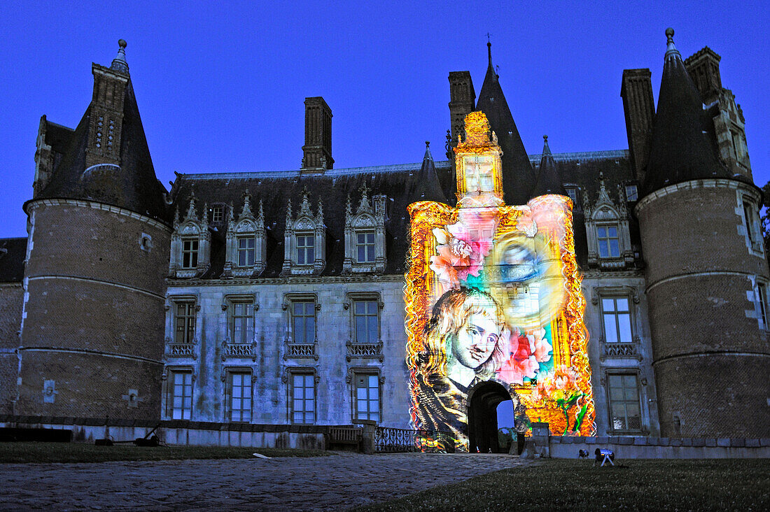 Videokunstprojektion mit dem Titel Madame de Maintenon (der Schatten der Sonne) des französischen Künstlers Xavier de Richemont, im Chateau de Maintenon, Departement Eure-et-Loir, Region Centre, Frankreich, Europa