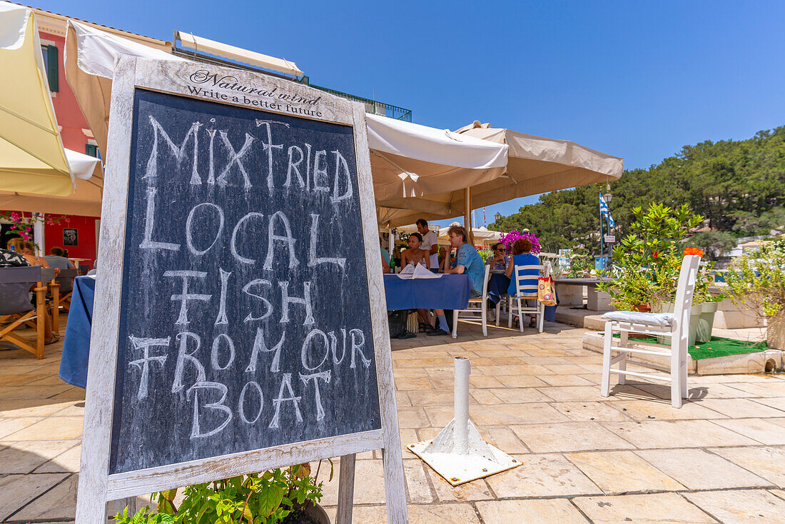 Blick auf die Tafel eines lokalen Restaurants in Gaios Stadt, Paxos, Ionisches Meer, Griechische Inseln, Griechenland, Europa