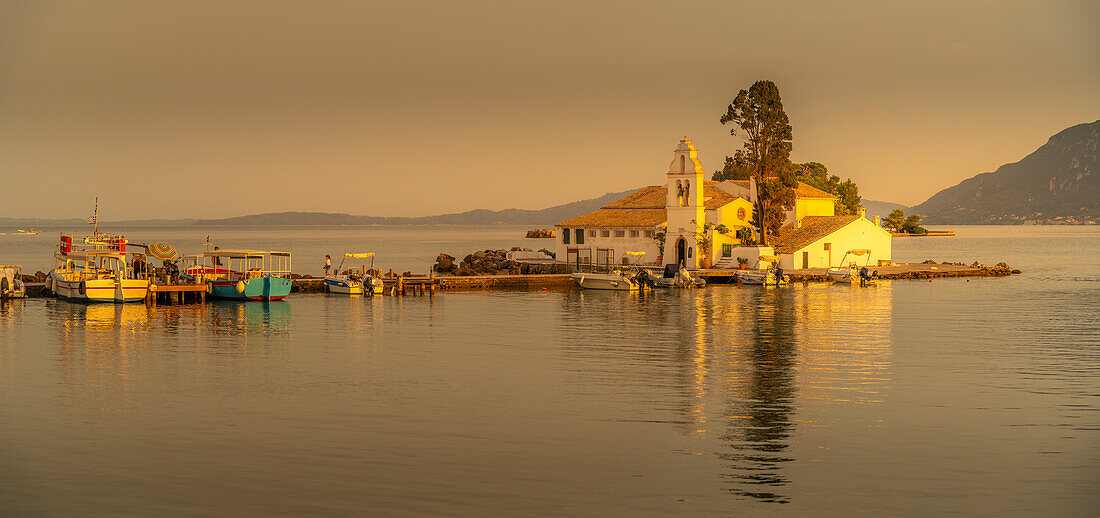 Blick auf das Heilige Kloster von Panagia Vlacherna, Korfu, Ionisches Meer, Griechische Inseln, Griechenland, Europa