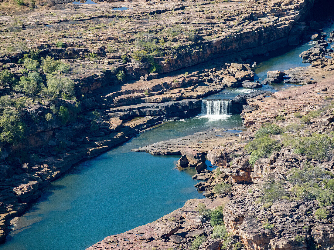 Blick auf einen kleinen Wasserfall am Mitchell River aus einem Hubschrauber heraus, Kimberley, Westaustralien, Australien, Pazifik