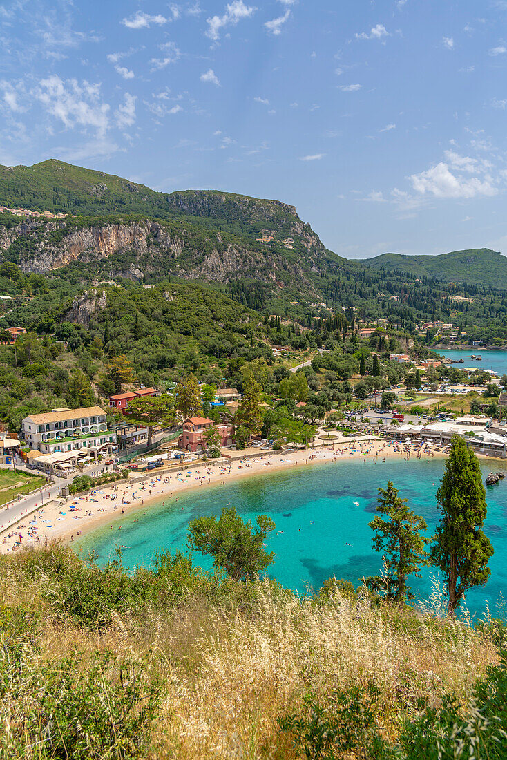 Blick auf den Strand von Agios Spiridon vom Kloster von Paleokastritsa in Palaiokastritsa, Korfu, Ionisches Meer, Griechische Inseln, Griechenland, Europa