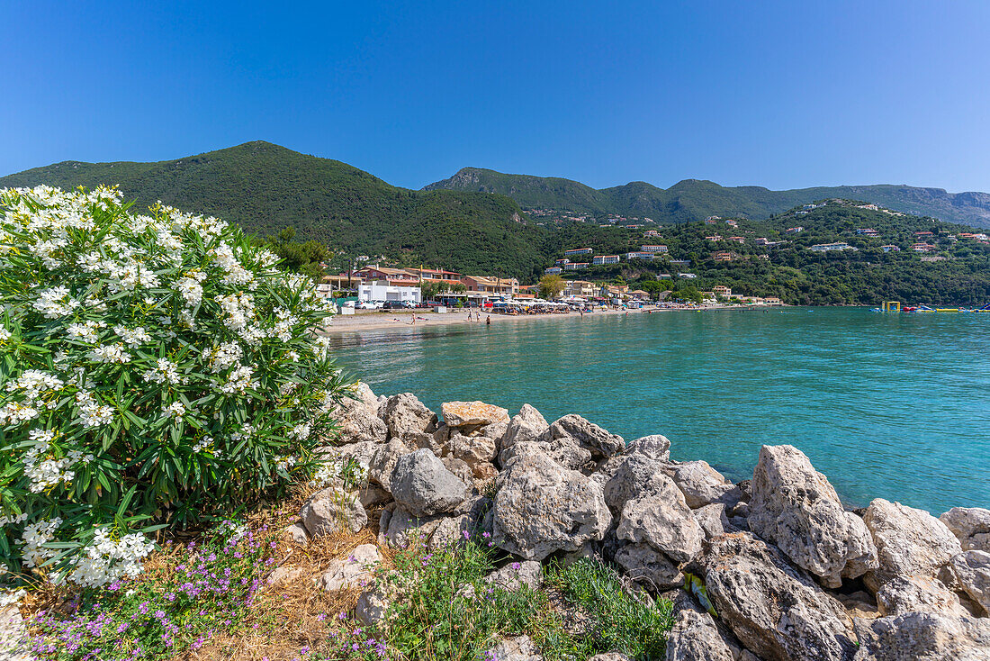 Blick auf das Ionische Meer und den Ipsos-Strand bei Ipsos, Ipsos, Korfu, Ionisches Meer, Griechische Inseln, Griechenland, Europa