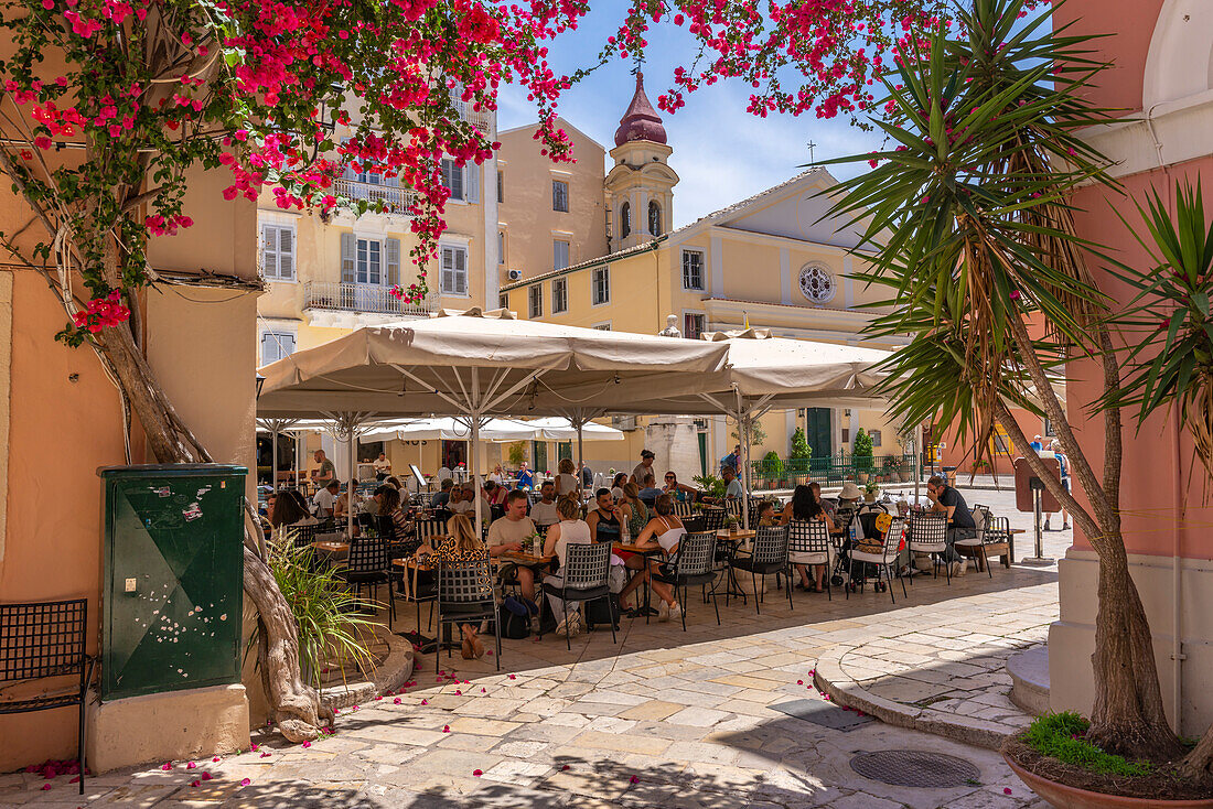 Blick auf das Café-Restaurant am Plakada t' Agiou Spiridona-Platz, Altstadt von Korfu, UNESCO-Weltkulturerbe, Korfu, Ionische Inseln, Griechische Inseln, Griechenland, Europa