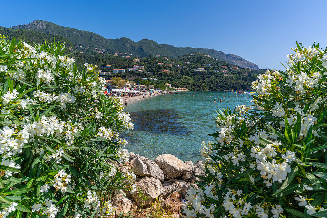 Blick auf das Ionische Meer und den Ipsos-Strand bei Ipsos, Ipsos, Korfu, Ionisches Meer, Griechische Inseln, Griechenland, Europa