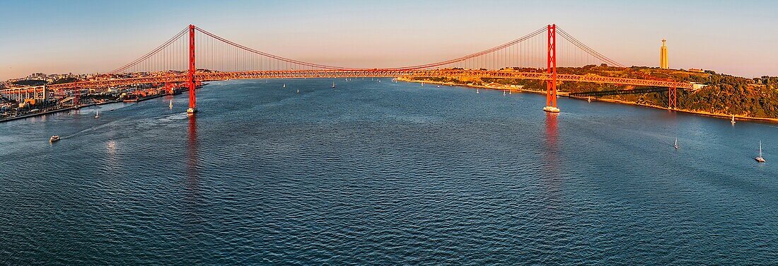 Panoramablick auf die Brücke des 25. April über den Tejo, Lissabon, Portugal, Europa