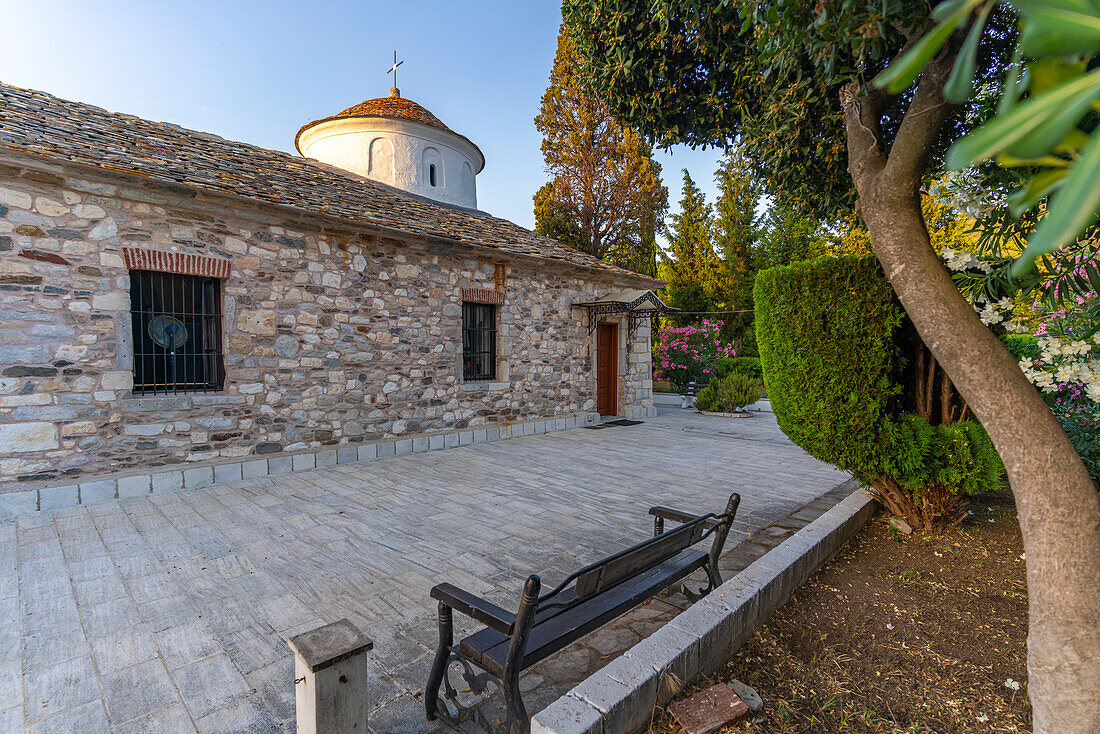 Blick auf die Heilige Kirche des Heiligen Nikolaus in Thassos-Stadt, Thassos, Ägäisches Meer, Griechische Inseln, Griechenland, Europa