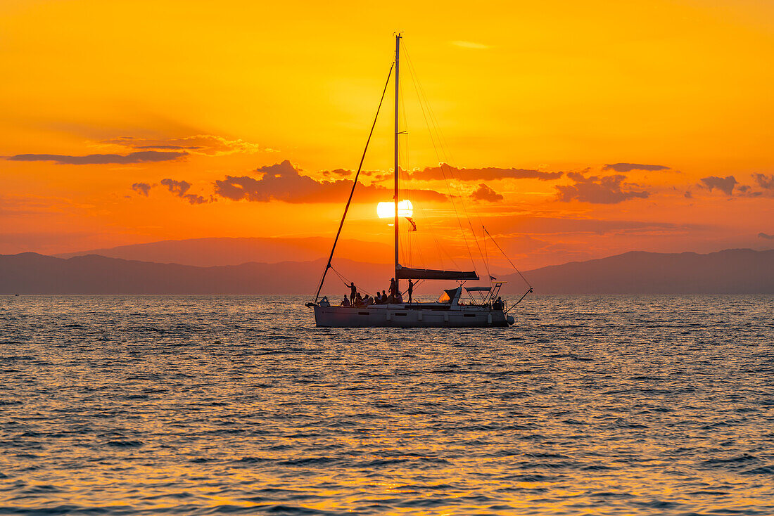 Blick auf Segelboot, Sonnenuntergang und Ägäisches Meer von Thassos-Stadt, Thassos, Ägäisches Meer, Griechische Inseln, Griechenland, Europa