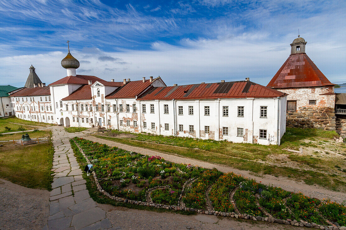 Blick auf das russisch-orthodoxe Solowezki-Kloster, gegründet 1436 von zwei Mönchen auf der Insel Bolschoi, UNESCO-Weltkulturerbe, Onega-Bucht, Gebiet Archangel, Russland, Arktis, Europa