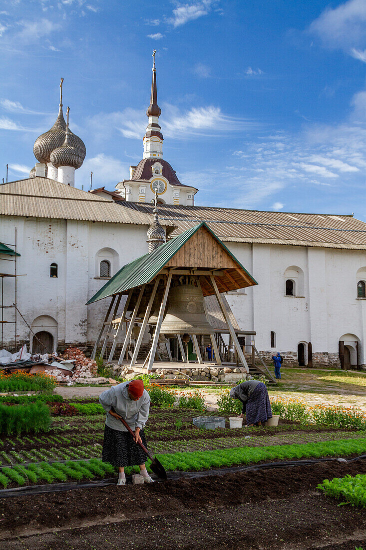 Blick auf das russisch-orthodoxe Solowezki-Kloster, gegründet 1436 von zwei Mönchen auf der Insel Bolschoi, UNESCO-Weltkulturerbe, Onega-Bucht, Gebiet Archangel, Russland, Arktis, Europa