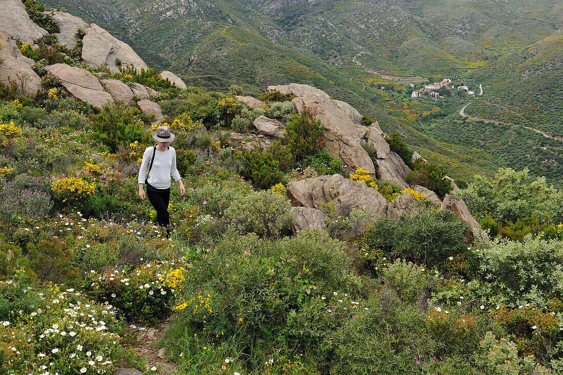 Junge Frau bei einem Spaziergang durch den Weiler La Vall de Santa Creu, Naturpark Cap de Creus, Costa Brava, Katalonien, Spanien, Europa