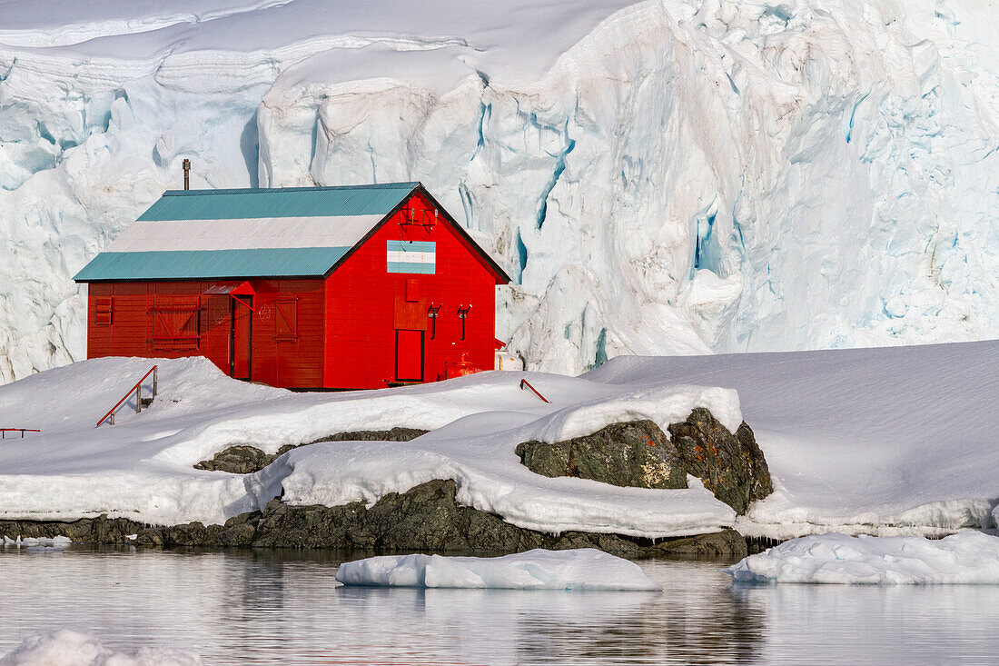 Blick auf die argentinische Basis Almirante Brown, benannt nach Guillermo Brown von der argentinischen Marine, Paradise Bay, Antarktis, Polargebiete