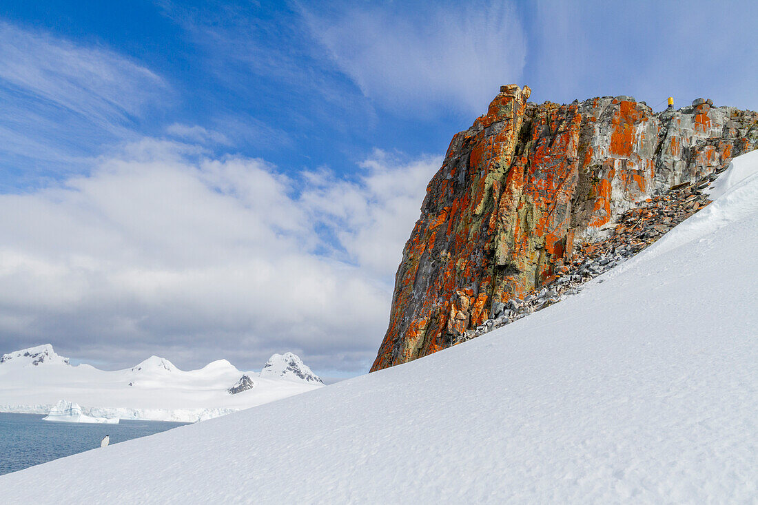 Blick auf die schneebedeckte Halbmondinsel in der Süd-Shetland-Gruppe, Antarktis, Südlicher Ozean, Polargebiete