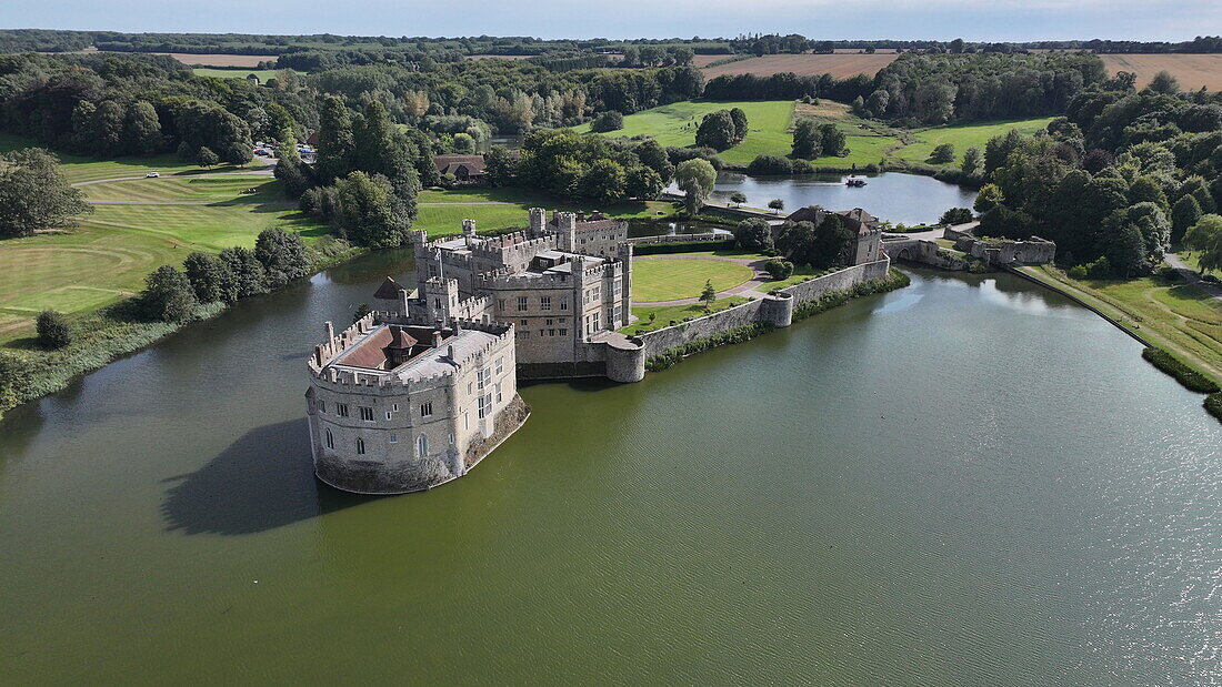 Luftaufnahme von Leeds Castle und Wassergraben, südöstlich von Maidstone, Kent, England, Vereinigtes Königreich, Europa