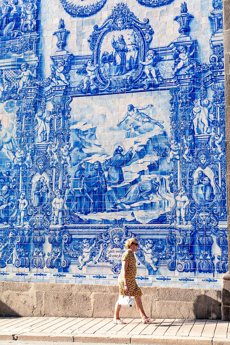 Blaue Kacheln (Azulejos) an der Außenseite der Kapelle Santa Catarina (Kapelle der Seelen), UNESCO-Welterbe, Porto, Norte, Portugal, Europa