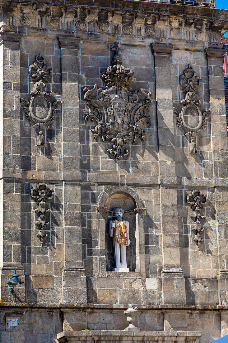 Monumental Fountain (Fonte da Ribeira) with St. John the Baptist Statue on Ribeira Square, UNESCO World Heritage Site, Porto, Norte, Portugal, Europe