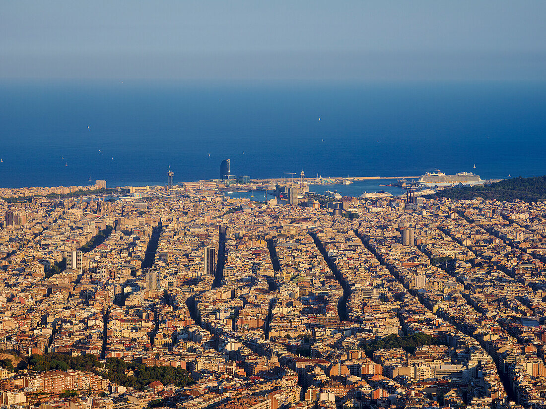 Stadtbild bei Sonnenuntergang vom Berg Tibidabo aus gesehen, Barcelona, Katalonien, Spanien, Europa