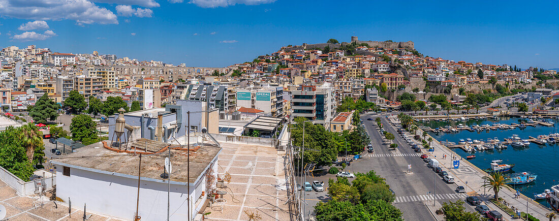 Blick über die Dächer des Aquädukts und die Festung und den Hafen von Kavala von erhöhter Position, Dimos Kavalas, Ostmakedonien und Thrakien, Golf von Thasos, Golf von Kavala, Thrakisches Meer, Griechenland, Europa