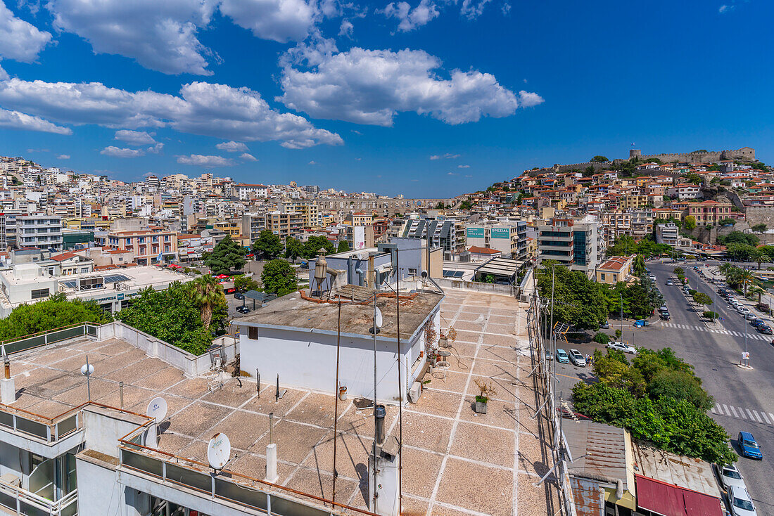 Blick über die Dächer des Aquädukts und die Festung und den Hafen von Kavala von erhöhter Position, Dimos Kavalas, Ostmakedonien und Thrakien, Golf von Thasos, Golf von Kavala, Thrakisches Meer, Griechenland, Europa