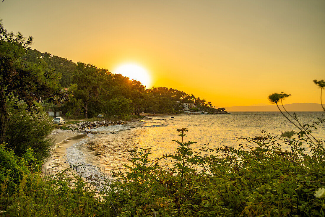 Blick auf den Nisteri-Strand bei Sonnenuntergang, Thassos-Stadt, Thassos, Ägäisches Meer, Griechische Inseln, Griechenland, Europa