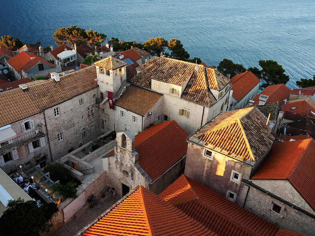 Die Dächer von Korcula vom Turm der St. Markus-Kathedrale aus, Stadt Korcula, Kroatien, Europa