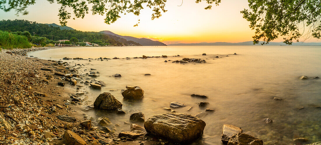 Blick auf den Strand Nisteri bei Sonnenuntergang, Thassos Stadt, Thassos, Ägäisches Meer, Griechische Inseln, Griechenland, Europa