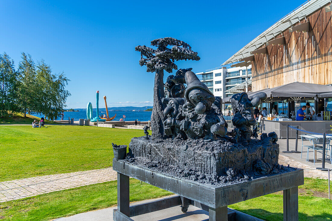 Blick auf den Tjuvholmen-Skulpturenpark und das Astrup Fearnley Museum für moderne Kunst, Aker Brygge, Oslo, Norwegen, Skandinavien, Europa