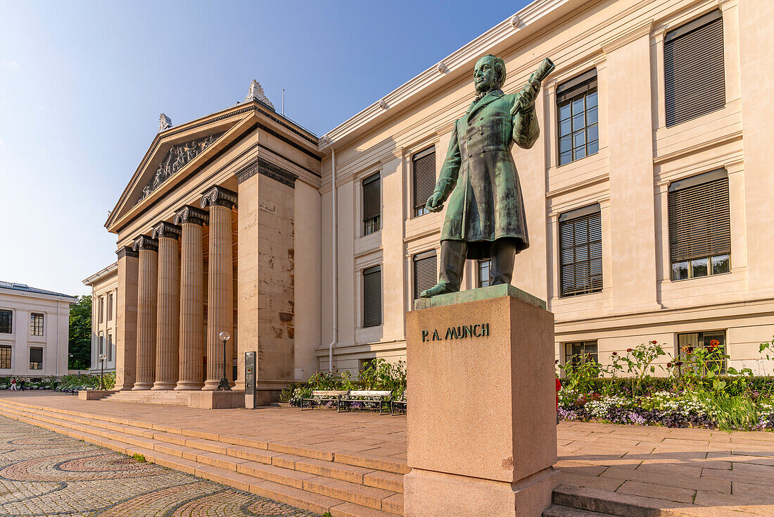 Blick auf die Peter-Andreas-Munch-Statue und Domus Media auf dem Universitätsplatz, Oslo, Norwegen, Skandinavien, Europa