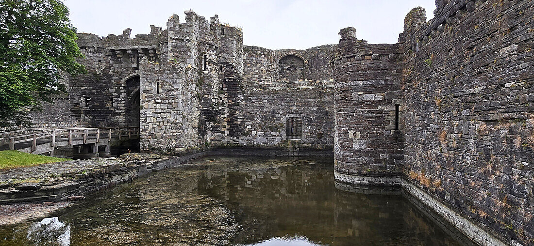 Panorama von Beaumaris Castle, UNESCO-Weltkulturerbe, Anglesey, Wales, Vereinigtes Königreich, Europa